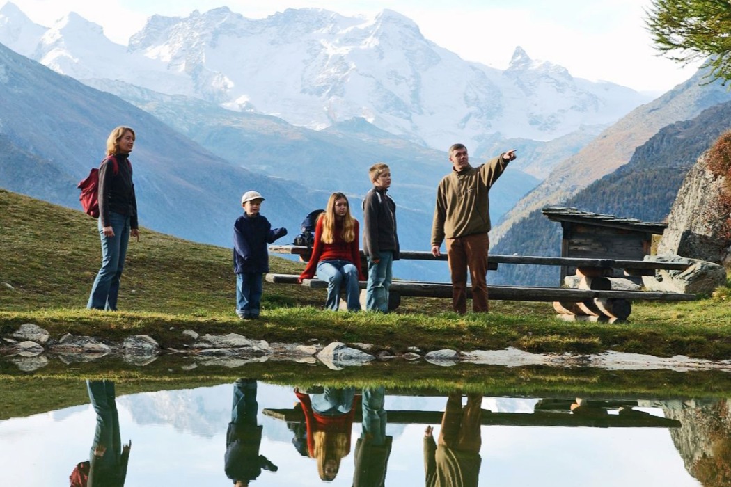 Family skiing in Grächen